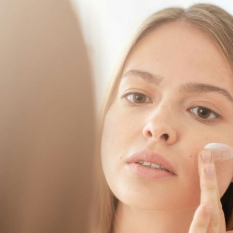 Τα καλλυντικά «dupes» που πωλούνται στο διαδίκτυο ενδέχεται να κρύβουν σοβαρούς κινδύνους για την υγεία, από αλλεργίες έως καρκίνο του δέρματος.