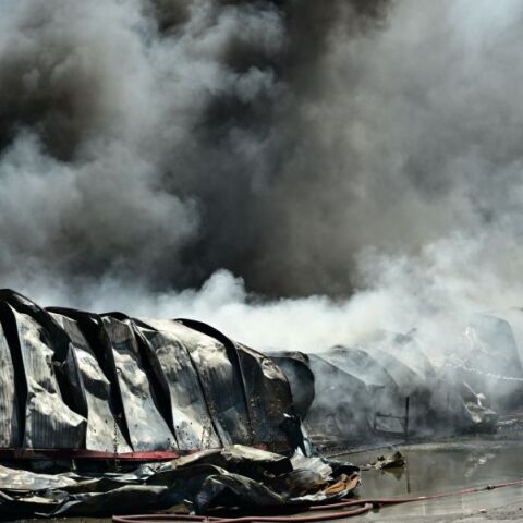 Φωτιά στη Ριτσώνα: Επικίνδυνες ουσίες και μικροσωματίδια στον καπνό που εκπέμπεται -  Πώς να προστατευτείται