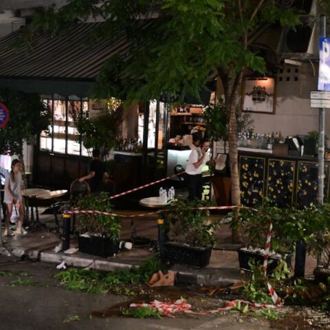 Κολωνάκι: «Αν δεν ήταν το δέντρο θα ήμασταν νεκροί» - Οι σκηνές χάους που ακολούθησαν όταν το τζιπ έπεσε σε εστιατόριο