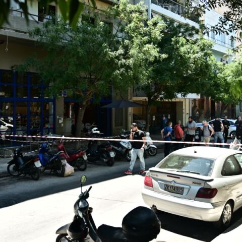 Πυροβολισμοί σε καφετέρια στον Κολωνό - Δύο τραυματίες