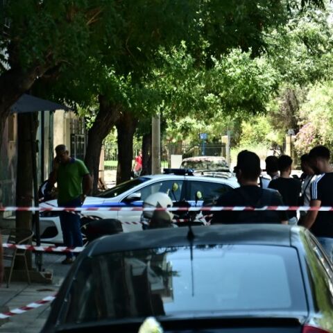 Πυροβολισμοί σε καφετέρια στον Κολωνό: Το θύμα κατονόμασε τον δράστη 