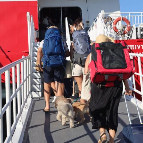 Ταλαιπωρία για 950 επιβάτες που πήγαιναν Αίγινα και Αγκίστρι - Μηχανική βλάβη στο πλοίο που έφευγε από Πειραιά