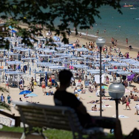 Ο υπερτουρισμός και η αύξηση των τιμών στα θέρετρα της Ισπανίας αναγκάζουν τους ντόπιους να εγκαταλείψουν τις παραλίες για φθηνότερες επιλογές στην ενδοχώρα.