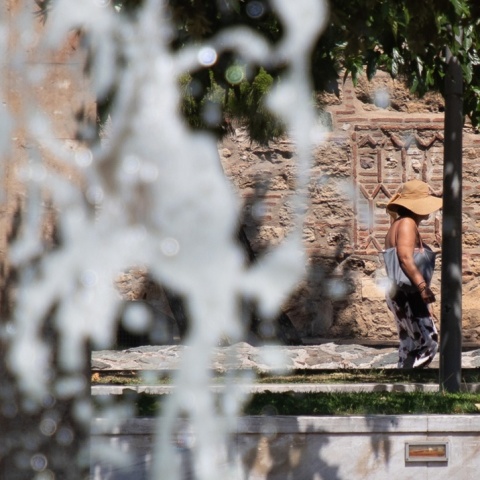 Άτομο δίπλα σε συντριβάνι υπό συνθήκες καύσωνα