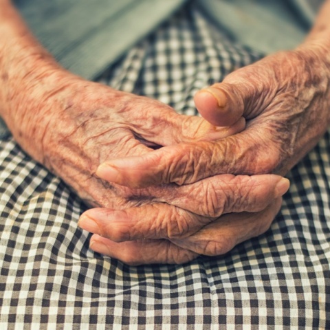 Χέρια ηλικιωμένης γυναίκας