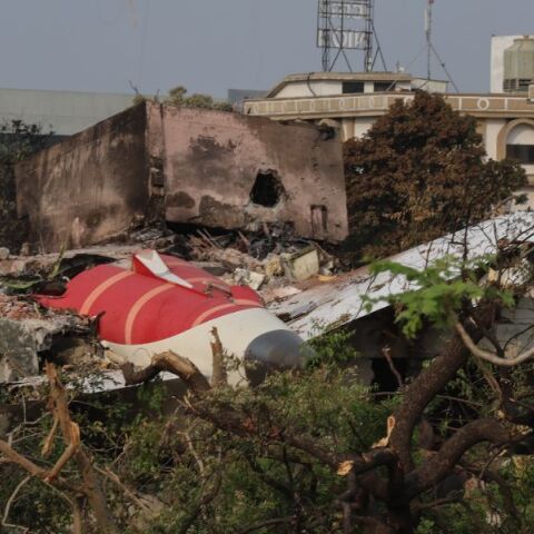 Air India: Πώς έσβησαν οι διακόπτες καυσίμου; Τα ερωτήματα  που δεν έχουν απαντηθεί για την πτώση του Boeing 787