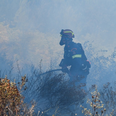 Πυροσβέστης κατά τη διάρκεια κατάσβεσης φωτιάς