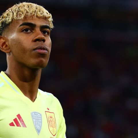 Έρευνα ζητά η Ισπανία για το πάρτι του Λαμίν Γιαμάλ, όπου φέρεται να προσέλαβε άτομα με νανισμό ως διασκέδαση, προκαλώντας αντιδράσεις.