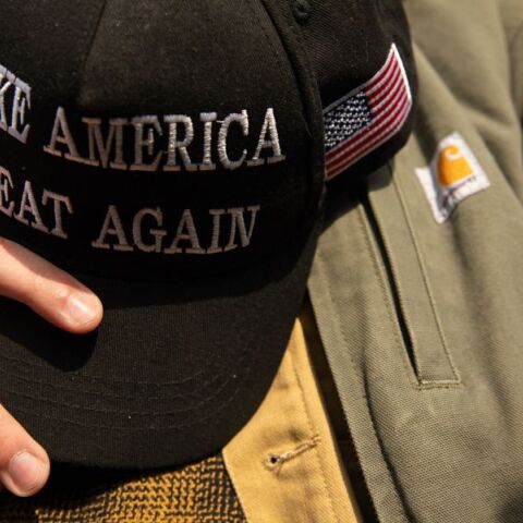 Ο Ντόναλντ Τραμπ στέλνει όπλα στην Ουκρανία μέσω ΝΑΤΟ - Οργή στο MAGA, με Γκριν και Μπάνον να μιλούν για «προδοσία» της αντιπολεμικής του στάσης.