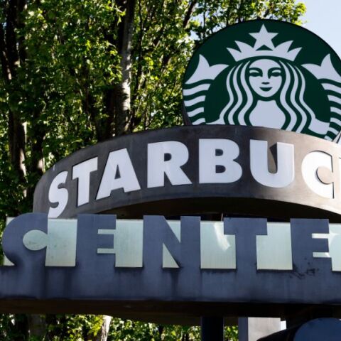 Η Starbucks ζητά από τους υπαλλήλους της να εργάζονται δια ζώσης 4 ημέρες την εβδομάδα, προσφέροντας αποζημίωση σε όσους επιλέξουν να αποχωρήσουν.