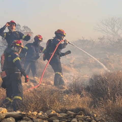 Πυροσβέστες επιχειρούν για την κατάσβεση φωτιάς