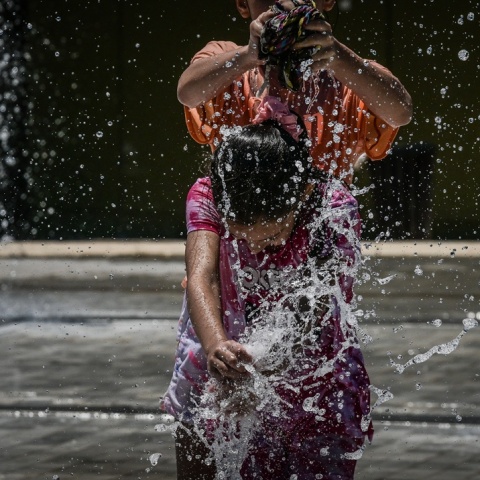 Παιδιά παίζουν με το νερό