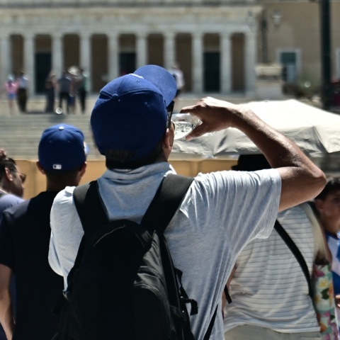 Άτομο πίνει νερό εν μέσω καύσωνα