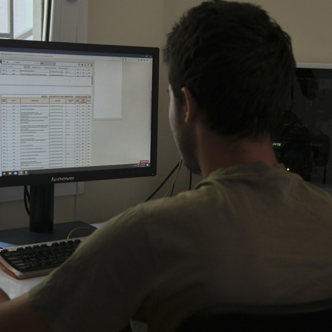 Άτομο που κοιτά βάσεις Πανελληνίων 2025 στον υπολογιστή του