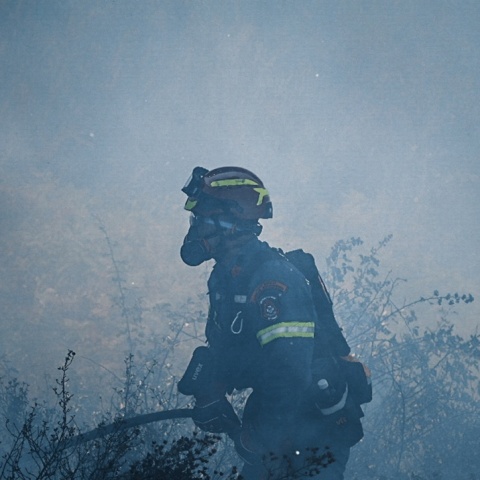 Πυροσβέστης επιχειρεί για την κατάσβεση φωτιάς