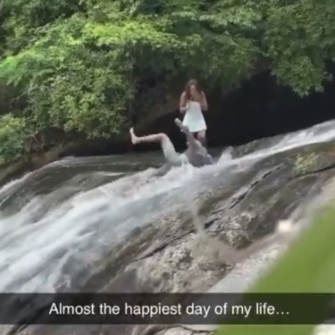 Πρόταση γάμου σε καταρράκτη; Άσ' το καλύτερα!