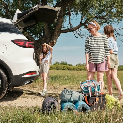 Άτομα ετοιμάζονται να φορτώσουν με αποσκευές το αυτοκίνητο