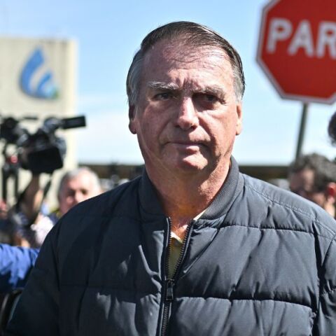 Βραζιλία: Ο πρώην πρόεδρος Ζαΐχ Μπολσονάρου καλείται να φορέσει βραχιολάκι, υπό τον φόβο διαφυγής πριν την απόφαση για το σχέδιο πραξικοπήματος.