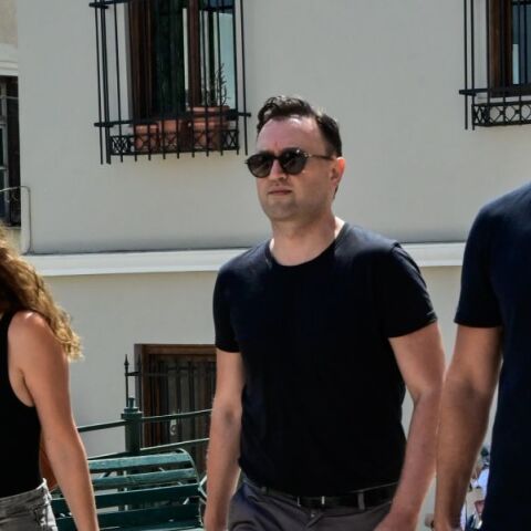 Κηδεία Γεράσιμου Μιχελή: Όλη η παρέα του «Παρά 5» ήταν εκεί για να τον αποχαιρετήσει