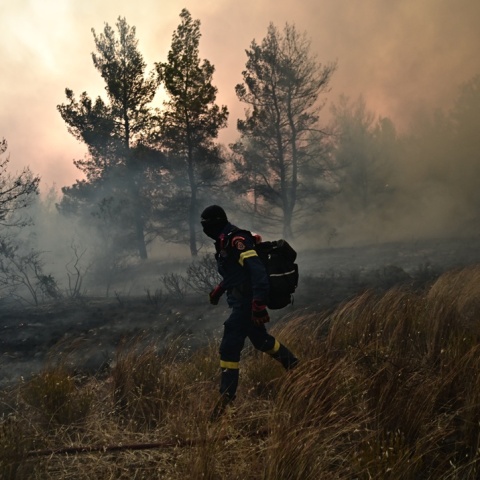 Πυροσβέστης σε κατάσβεση φωτιάς