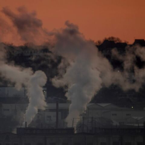 Έκθεση Παγκόσμιας Τράπεζας: Η άσκοπη καύση φυσικού αερίου από τη βιομηχανία ορυκτών καυσίμων απελευθέρωσε 389 εκατ. τόνους άνθρακα στην ατμόσφαιρα το 2024.
