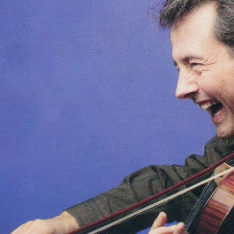 Ο Νίκος Οικονομίδης είναι το «βιολί» των Κυκλάδων 