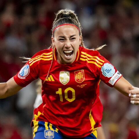 Η Ισπανία νίκησε την Ελβετία 2-0 και πέρασε στα ημιτελικά του Euro Γυναικών 2025, παρά τα δύο χαμένα πέναλτι και τη σπουδαία άμυνα των γηπεδούχων.