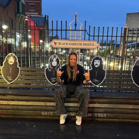Black Sabbath: Ο Φώτης Μπενάρντο γράφει για την αποχαιρετιστήρια συναυλία που έζησε στο Μπέρμιγχαμ μαζί με τη σύντροφό του Πηνελόπη Αναστασοπούλου
