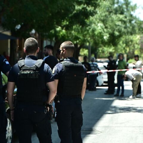 Συνελήφθη 22χρονος για την επίθεση με πυροβολισμούς στον Κολωνό - Ταυτοποιήθηκε το όπλο - Τραυματίστηκαν Τούρκος και αστυνομικός εκτός υπηρεσίας.