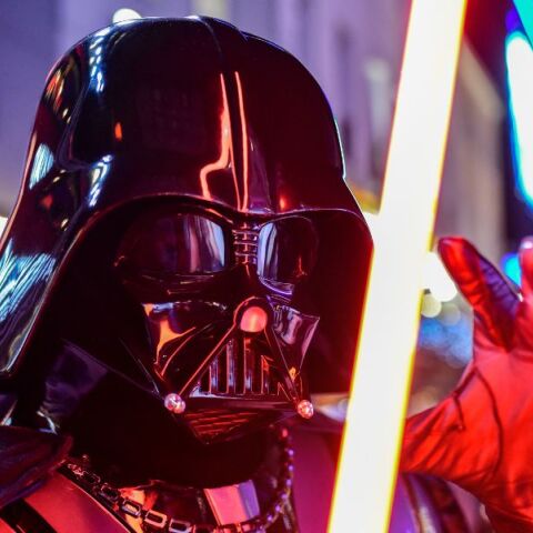 Το φωτόσπαθο του Νταρθ Βέιντερ από τις αυθεντικές ταινίες Star Wars πωλείται σε δημοπρασία, με τιμή που φτάνει τα 2,2 εκατ. λίρες.