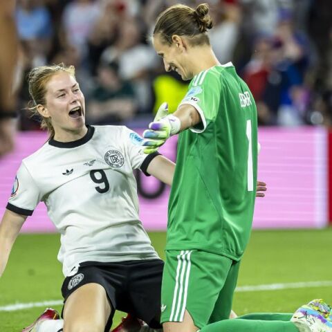 Euro Γυναικών 2025: Η Γερμανία προκρίθηκε επί της Γαλλίας στα πέναλτι (6-5), παίζοντας με 10 παίκτριες από το 13' - Στα ημιτελικά θα αντιμετωπίσει την Ισπανία.