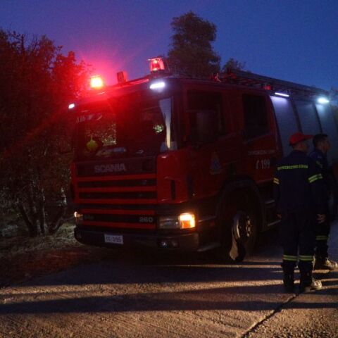 Συνελήφθη νεαρός που έβαζε φωτιές σε οχήματα και κάδους απορριμμάτων στο κέντρο της Αθήνας