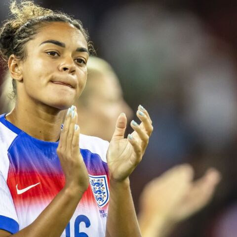 Euro Γυναικών 2025: Η Τζες Κάρτερ της Αγγλίας δέχθηκε ρατσιστικές επιθέσεις - Η ποδοσφαιρική ομοσπονδία ζητά νέα μέτρα για την αντιμετώπιση του φαινομένου.
