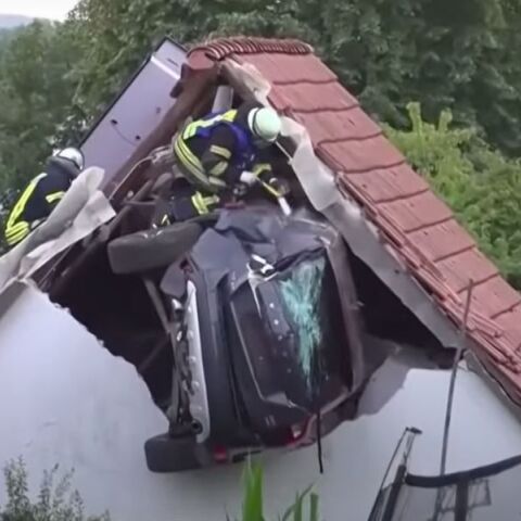 Αυτοκίνητο στη Γερμανία έπεσε σε 7χρονο και καρφώθηκε σε στέγη - Σοβαρά τραυματίες ο οδηγός και η σύζυγός του, έρευνα σε εξέλιξη.