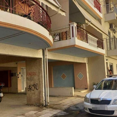 Περιπολικό έξω από πολυκατοικία στην Καλαμάτα