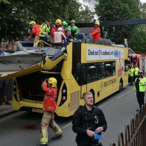 Διώροφο λεωφορείο έπεσε σε γέφυρα στο Μάντσεστερ - 15 τραυματίες στο νοσοκομείο