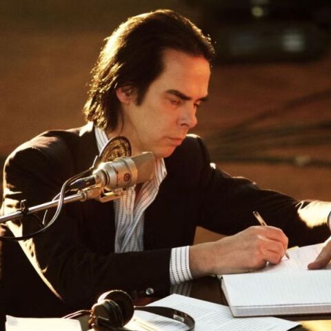 Νικ Κέιβ: Δώρισε 2.000 βιβλία από την προσωπική του συλλογή σε φιλανθρωπικό βιβλιοπωλείο στη Βρετανία, προκαλώντας φρενίτιδα στους λάτρεις του.