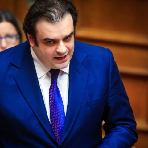 Κυριάκος Πιερρακάκης: Η ανάρτηση του υπουργού Εθνικής Οικονομίας και Οικονομικών για τις παρεμβάσεις με στόχο τη μείωση των τραπεζικών προμηθειών