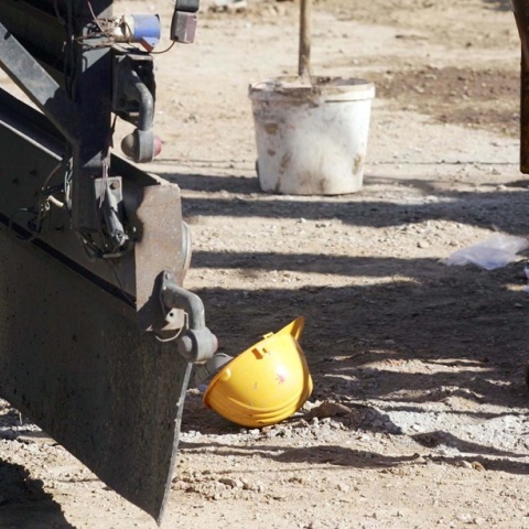 Κράνος εργάτη πεσμένο