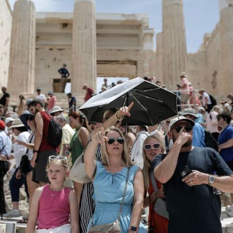 Καύσωνας: Επτά αρχαιολογικοί χώροι στην Αθήνα, ανάμεσά τους η Ακρόπολη, θα παραμένουν κλειστοί 12:00-17:00 έως και την Παρασκευή 25/7.