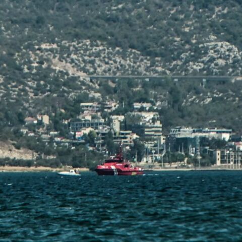 Ελευσίνα: Βγήκαν κολυμπώντας οι χειριστές του πυροσβεστικού ελικοπτέρου 