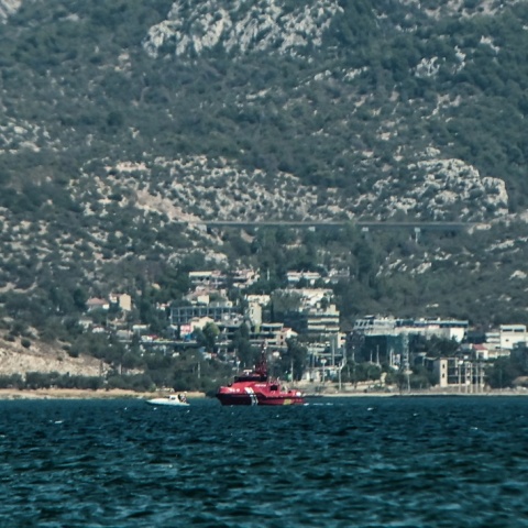 Το σημείο της προσθαλάσσωσης του ελικοπτέρου ανοιχτά της Ελευσίνας