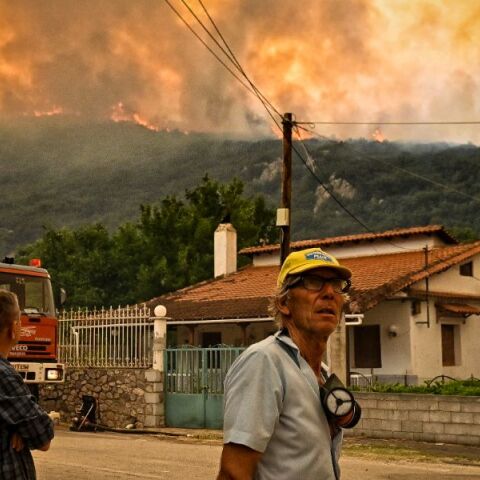 Φωτιά στην Κορινθία: Ολονύχτια μάχη με τρία μέτωπα - Σε ξενοδοχεία οι κάτοικοι των χωριών που εκκενώθηκαν