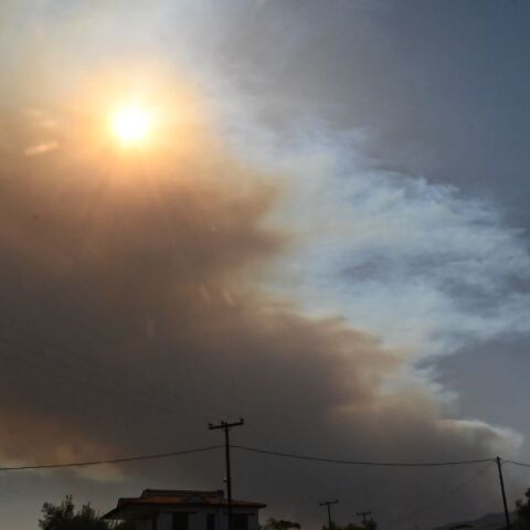 Ανεξέλεγκτη η φωτιά στον Φενεό Κορινθίας - Εκκενώθηκαν Καστανιά, Λαύκα και Καρτέρι