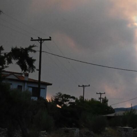 Φωτιά στην Κορινθία: Πολλαπλά μέτωπα στον Φενεό - Συνεχίζονται οι εκκενώσεις οικισμών