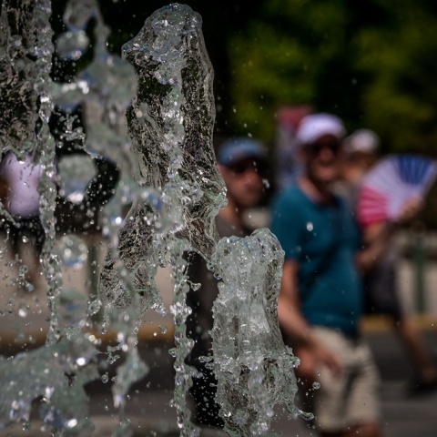Σιντριβάνι και πίσω πολίτες εν μέσω καύσωνα στην Αθήνα