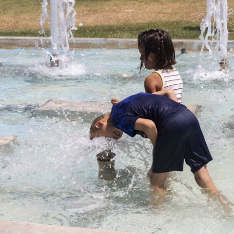 Παιδιά δροσίζονται μέσα σε σιντριβάνι