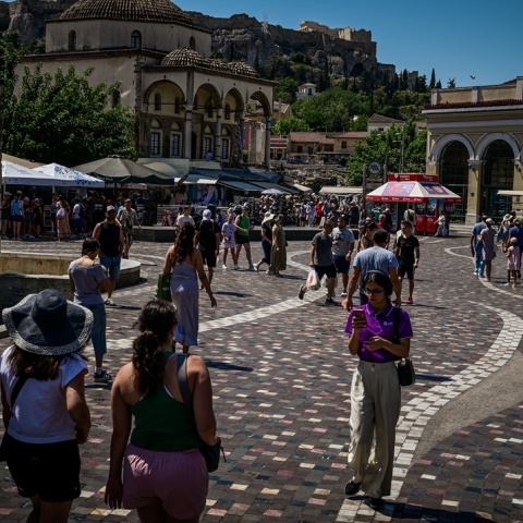 Πολίτες στο Μοναστηράκι εν μέσω καύσωνα