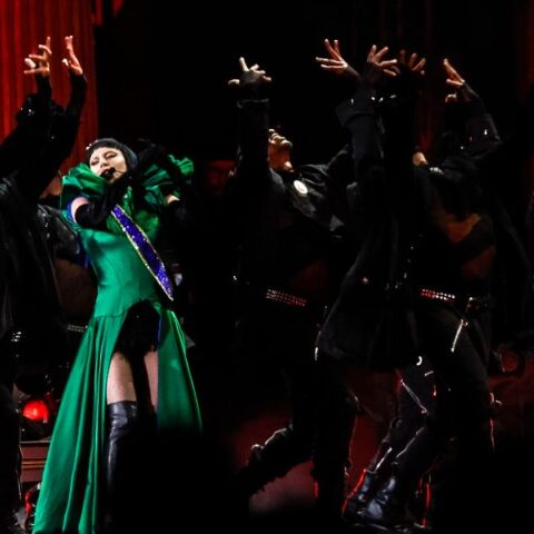 Lady Gaga: Σκόνταψε και έπεσε on stage στη συναυλία στο Λας Βέγκας - Το ίδιο έπαθε και cameraman της