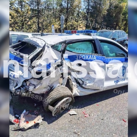 Το περιπολικό μετά τη σύγκρουση με το αγροτικό όχημα